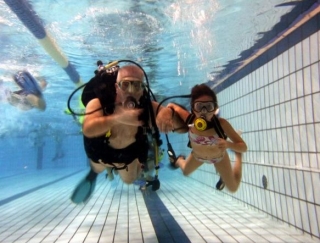  Bautismo de buceo para niños en alberca 